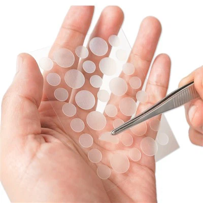 Láthatatlan kerek pattanási tapasz a bőrápoláshoz